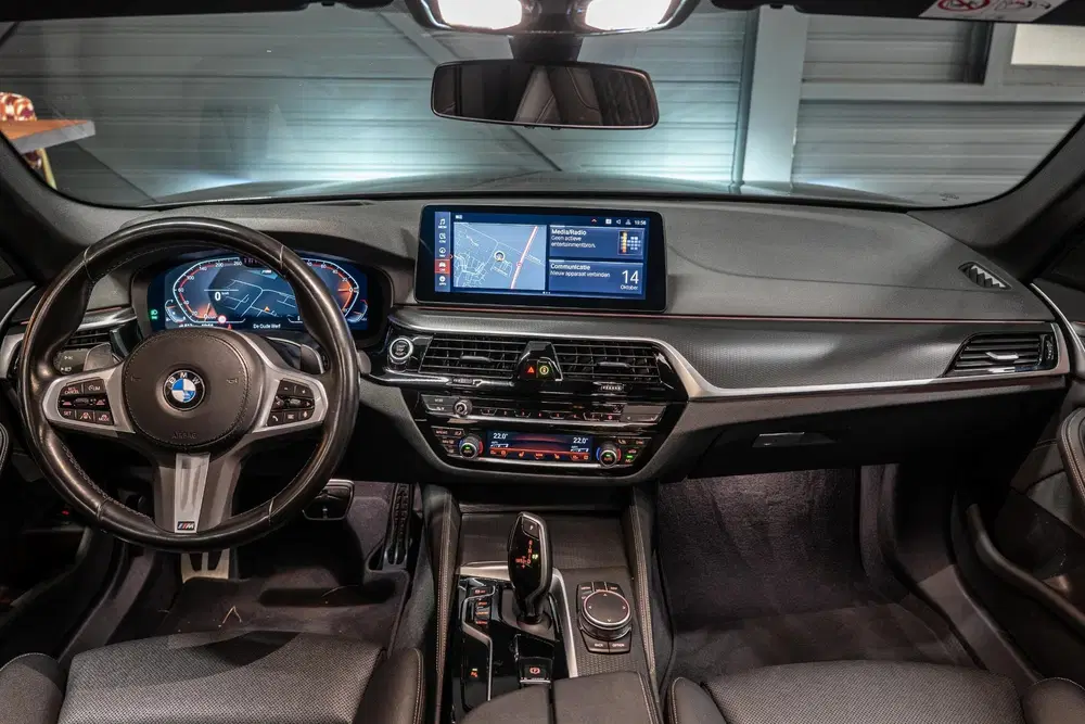 BMW 5-serie 520i Business Edition Plus Sensatec M Sp uit 2023, foto 7