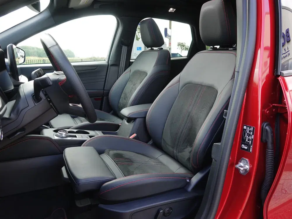 Ford Kuga 2.5 PHEV ST-Line X PANO uit 2024, foto 6