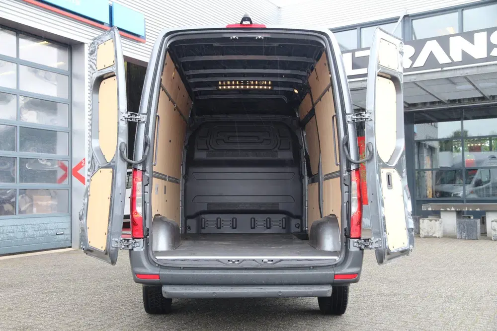 Mercedes-Benz Sprinter 317 CDI uit 2024, foto 3