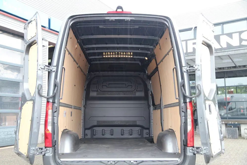 Mercedes-Benz Sprinter 317 CDI uit 2024, foto 4