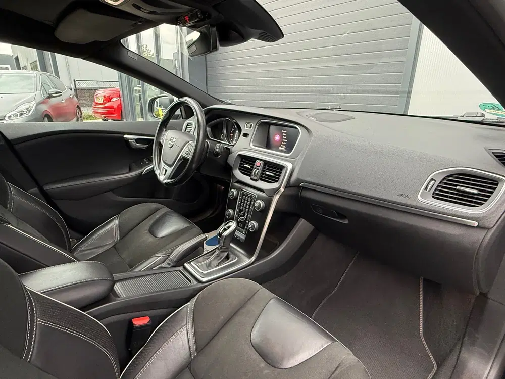 Volvo V40 1.5 T3 Polar+ Sport R-DESIGN AUTOMAAT uit 2019, foto 12