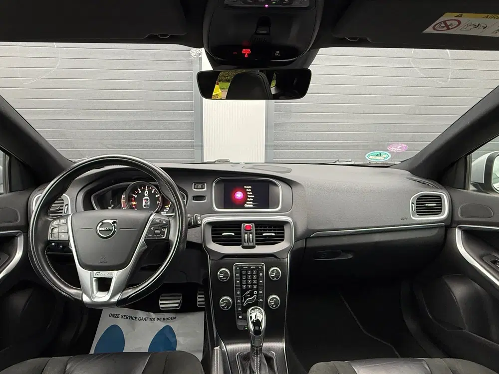 Volvo V40 1.5 T3 Polar+ Sport R-DESIGN AUTOMAAT uit 2019, foto 15