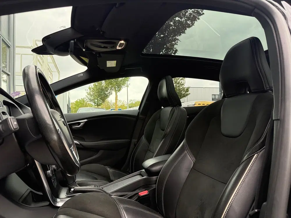 Volvo V40 1.5 T3 Polar+ Sport R-DESIGN AUTOMAAT uit 2019, foto 2