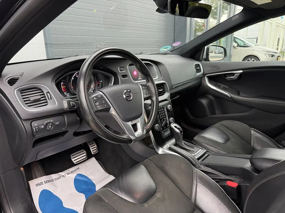 Volvo V40 1.5 T3 Polar+ Sport R-DESIGN AUTOMAAT uit 2019, foto 6