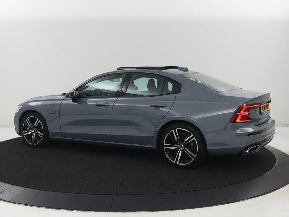 Volvo S60 2.0 Recharge T6 AWD Core uit 2022, foto 2