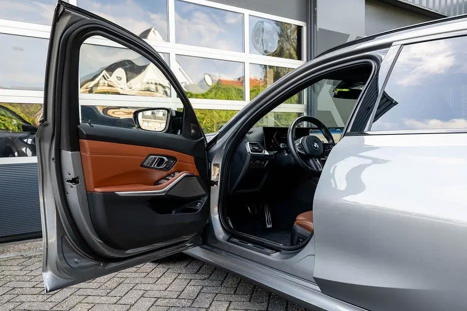 BMW 3-serie M340i xDrive Touring uit 2023, foto 9