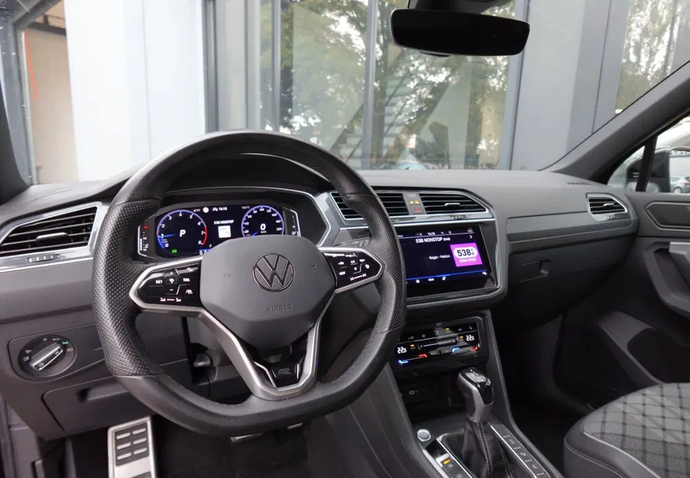 Volkswagen Tiguan 1.5 TSI R-Line PANO KEYLESS 360 uit 2024, foto 3