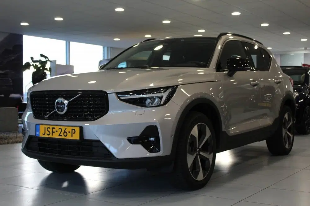 Volvo XC40 2.0 B3 Ultimate Dark uit 2023, foto 2