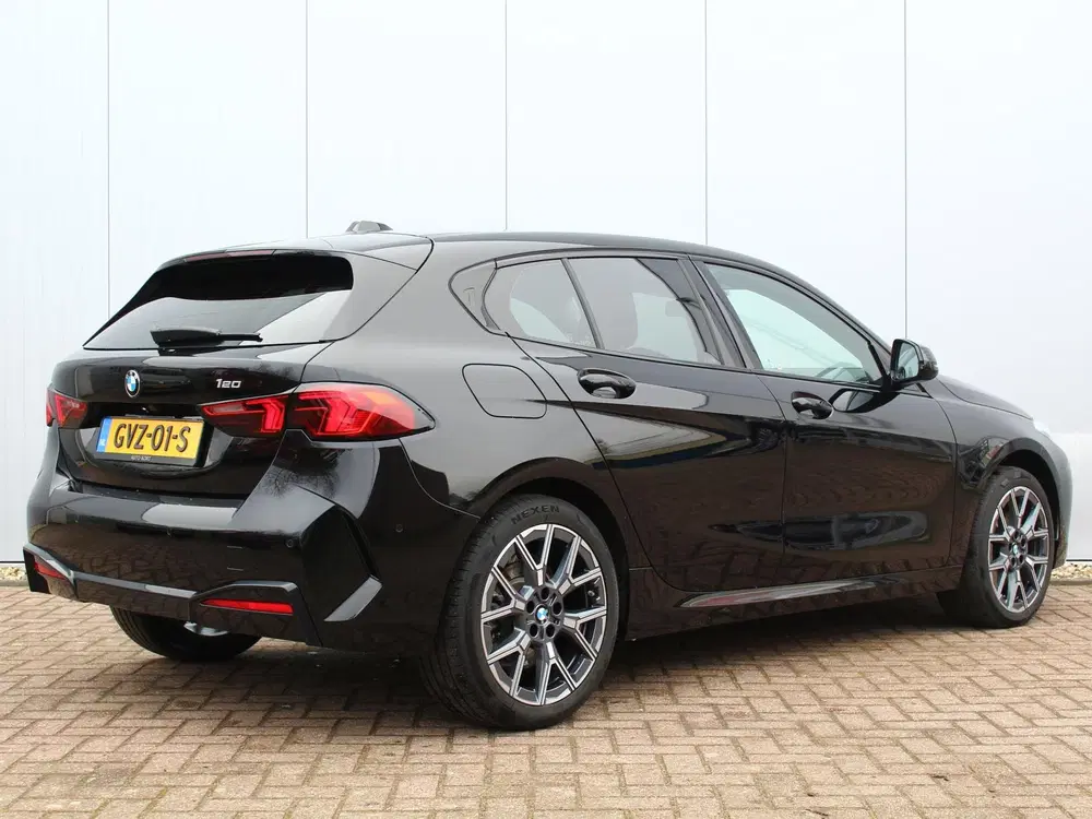BMW 1-serie 120 uit 2024, foto 2