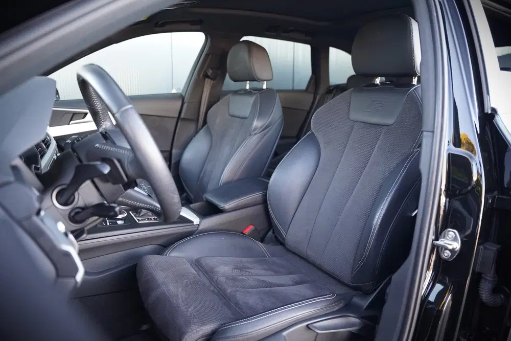 Audi A4 45 TFSI quattro Sport S line black edition uit 2019, foto 3