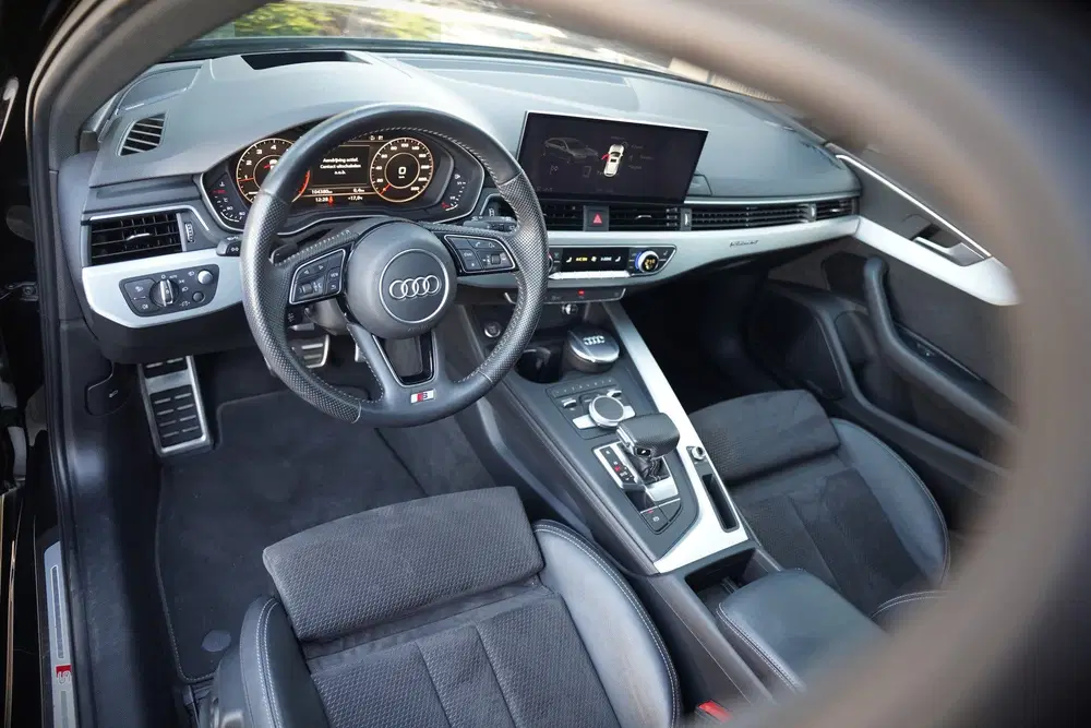 Audi A4 45 TFSI quattro Sport S line black edition uit 2019, foto 4