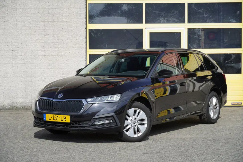 Skoda Octavia 1.0 TSI Business Edition BJ2021 Lmv 16" uit 2021