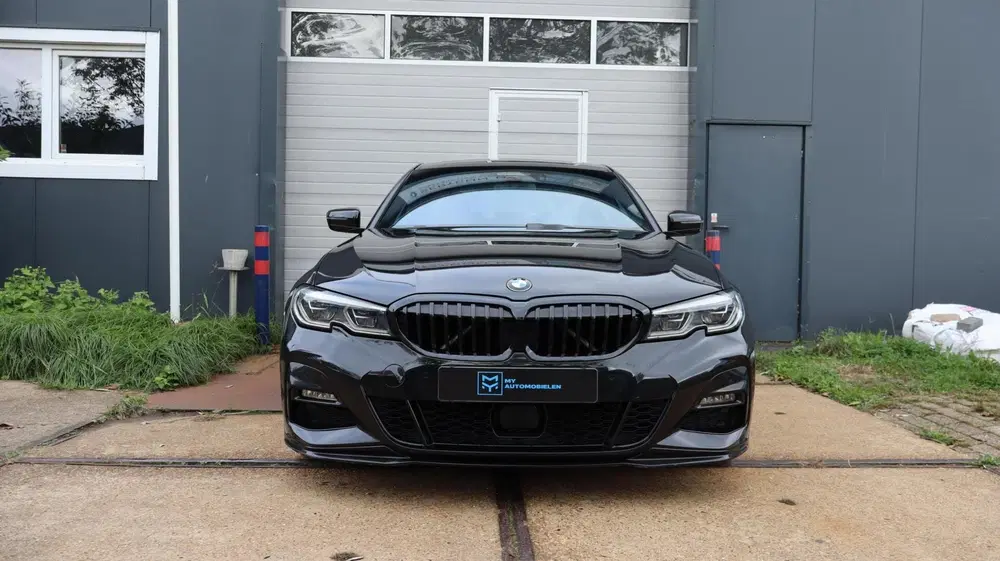 BMW 3-serie 330i uit 2019, foto 2