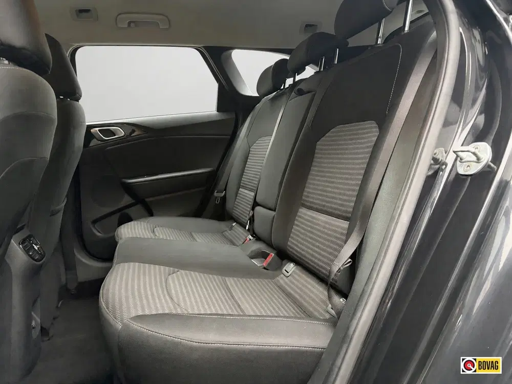 Kia Ceed 1.5 T-GDi DynamicLine STUURVW TREKHAAK uit 2022, foto 15