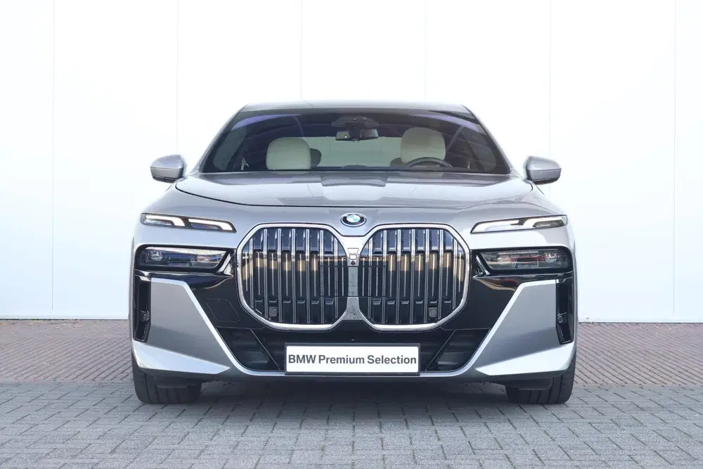 BMW 7-serie 750e xDrive uit 2023, foto 2