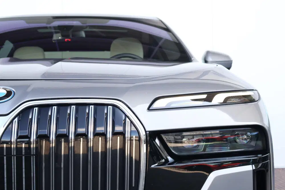 BMW 7-serie 750e xDrive uit 2023, foto 3
