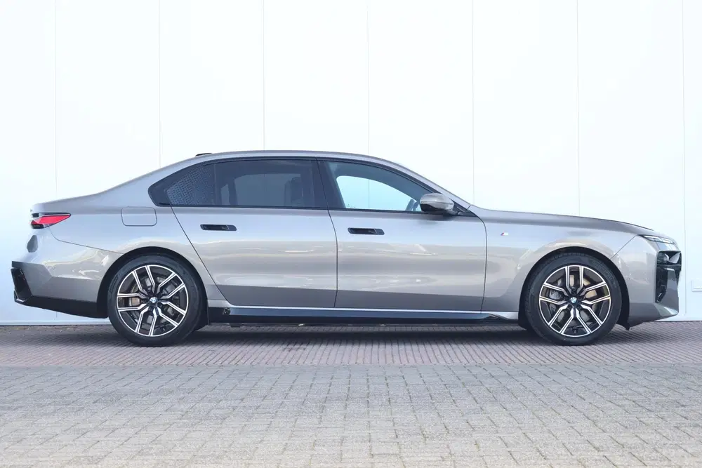 BMW 7-serie 750e xDrive uit 2023, foto 5