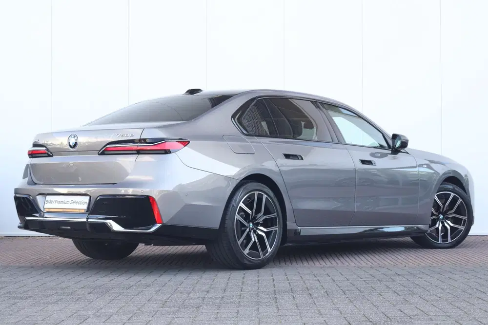 BMW 7-serie 750e xDrive uit 2023, foto 7