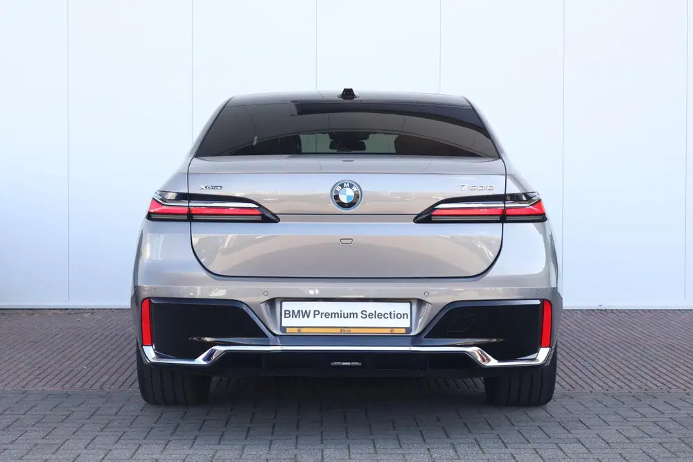 BMW 7-serie 750e xDrive uit 2023, foto 8