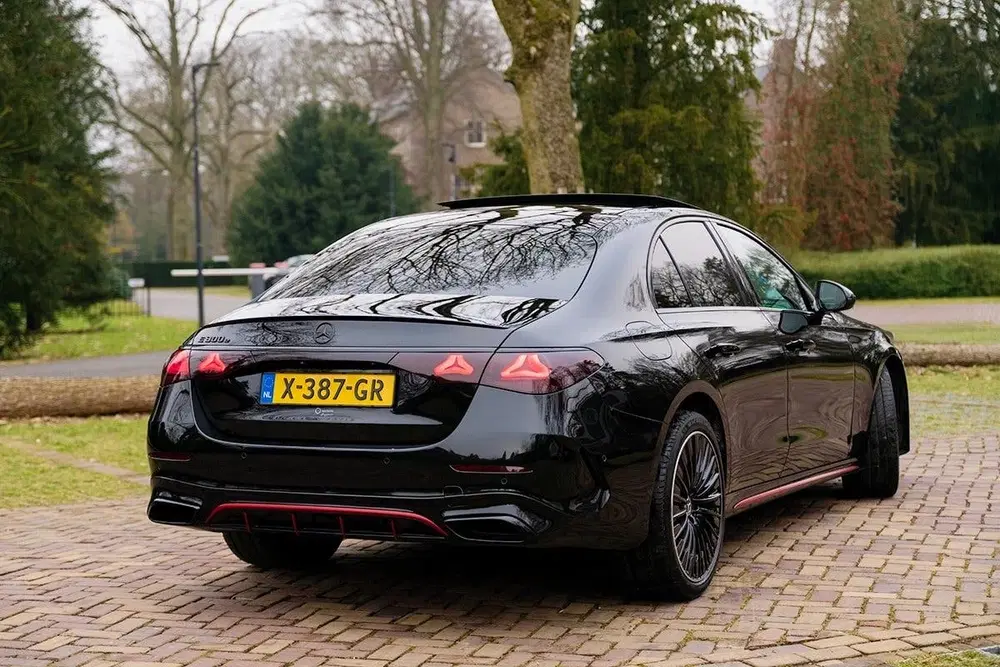 Mercedes-Benz E-Klasse E 300e Amg uitvoering uit 2023, foto 2