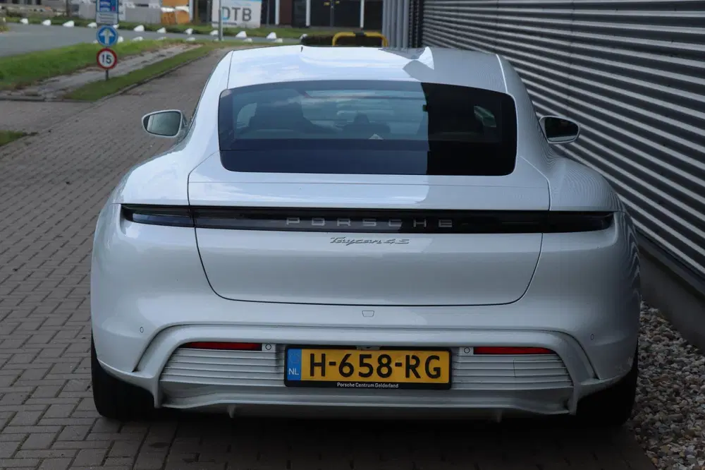 Porsche Taycan 4S Performance 84 kWh uit 2020, foto 4