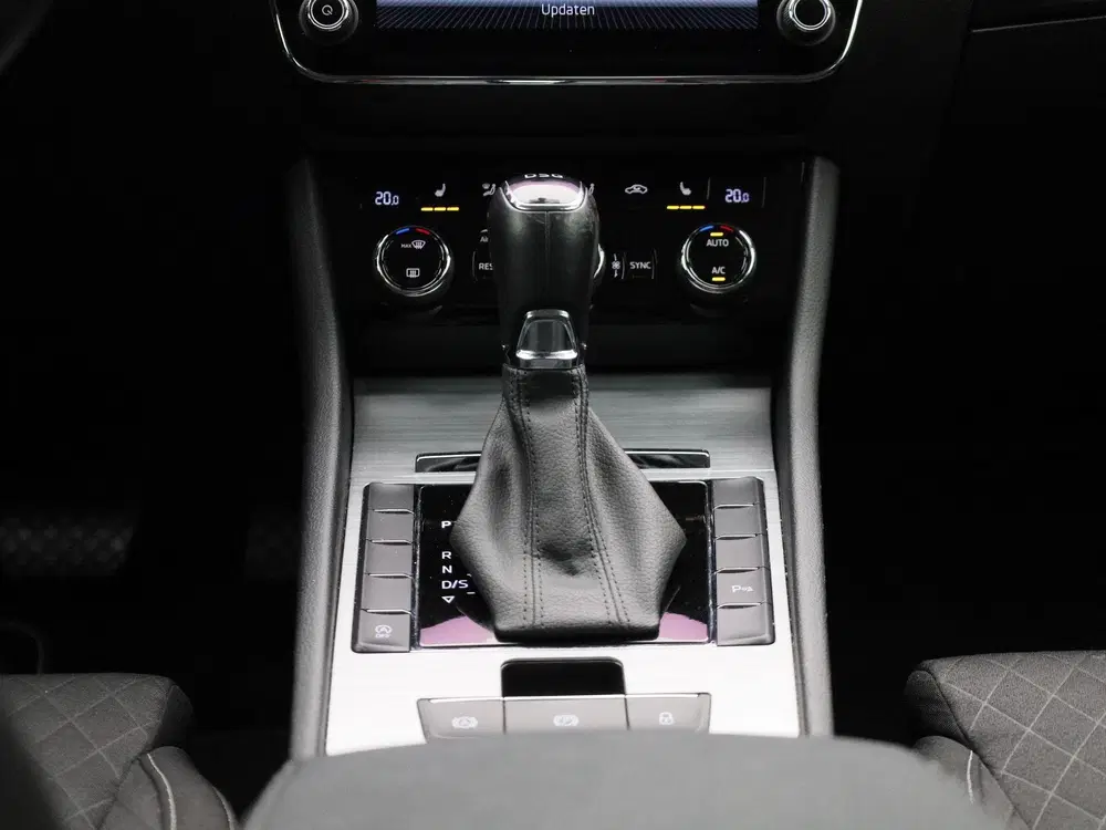 Skoda Superb 2.0 TDI Business Edition uit 2022, foto 10