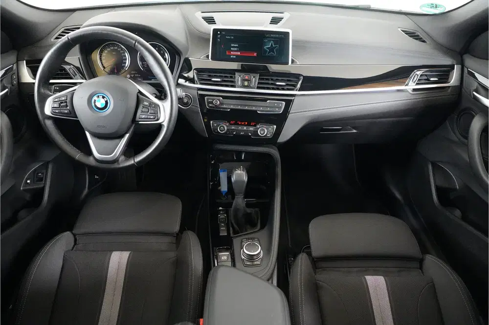 BMW X2 xDrive25e PHEV 220 pk uit 2023, foto 2
