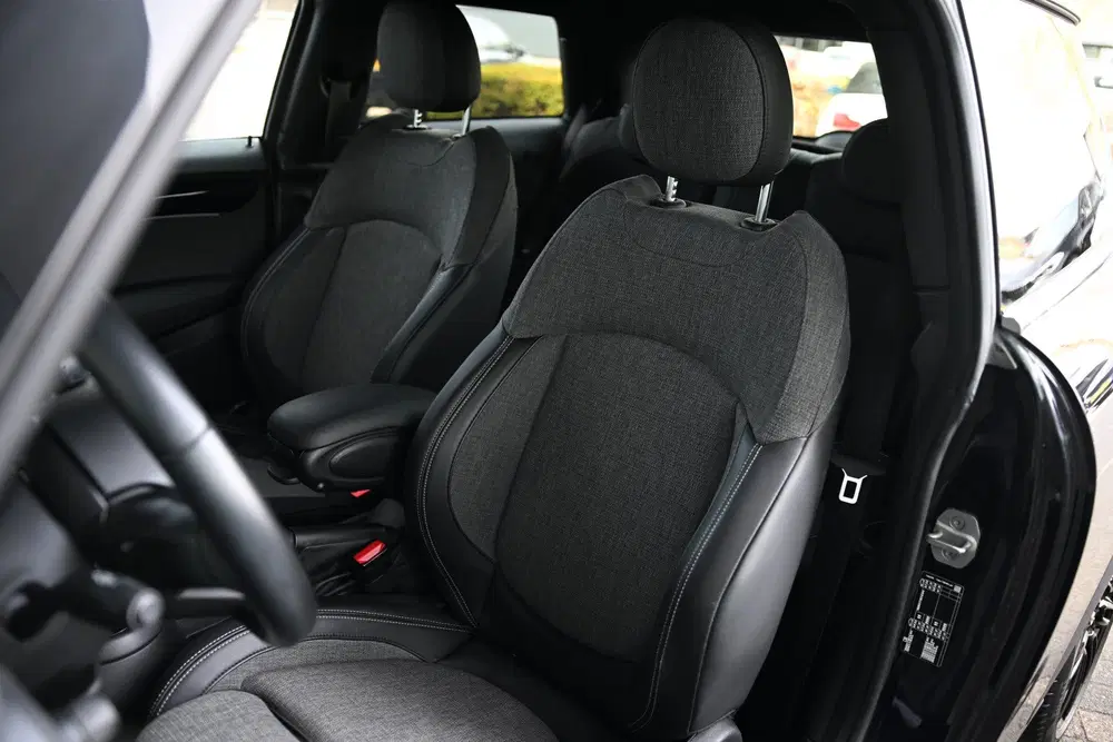 Mini Hatchback Cooper Classic uit 2022, foto 4