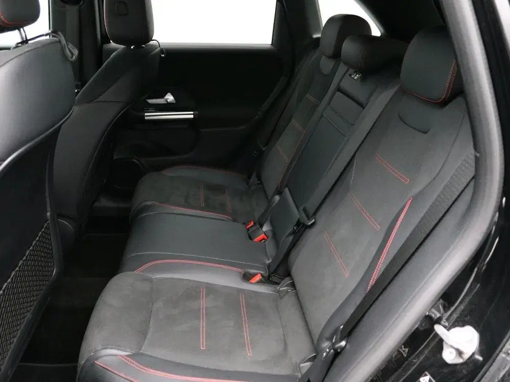 Mercedes-Benz B-Klasse 180 AMG Nightpakket uit 2022, foto 2