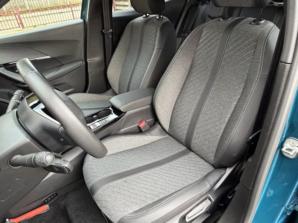 Peugeot 2008 1.2 Hybrid 145 Allure Automaat uit 2026, foto 12