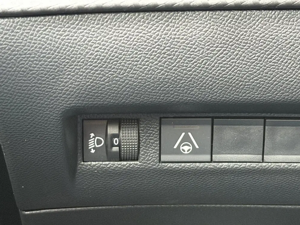 Peugeot 2008 1.2 Hybrid 145 Allure Automaat uit 2026, foto 15