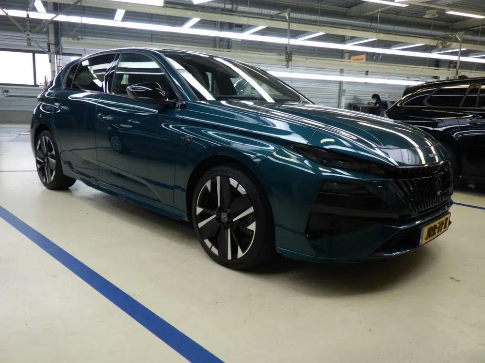 Peugeot 308 1.2 Hybrid 145 e-DCS6 GT Leder Alcantara uit 2025, foto 3