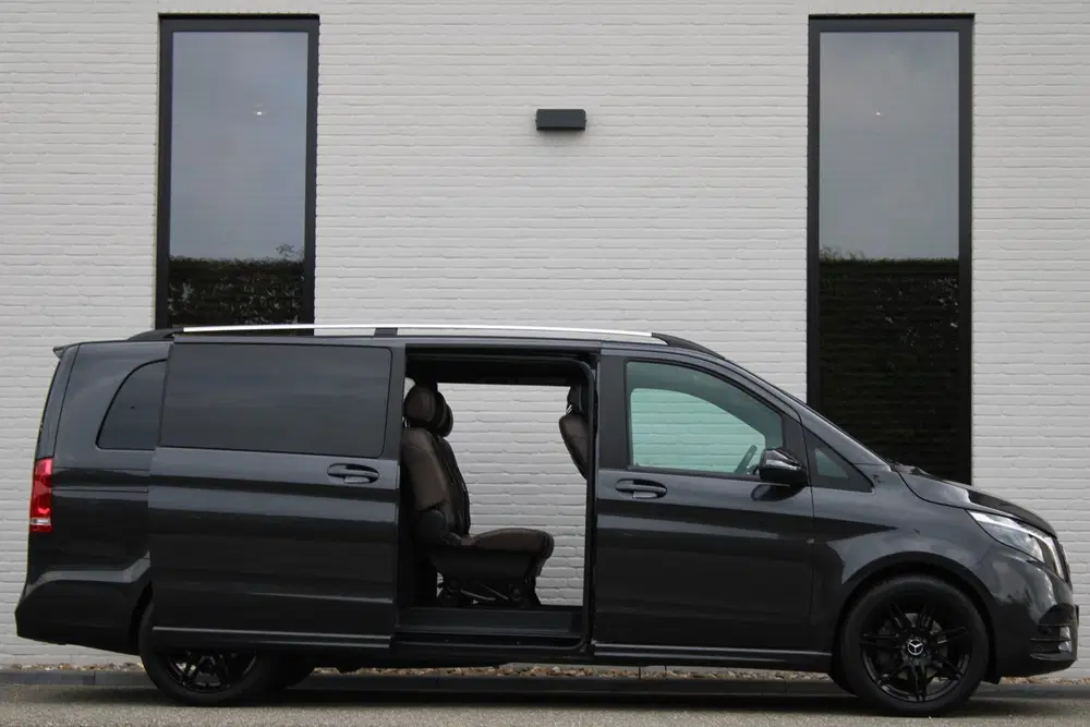 Mercedes-Benz V-Klasse 300d uit 2023, foto 13