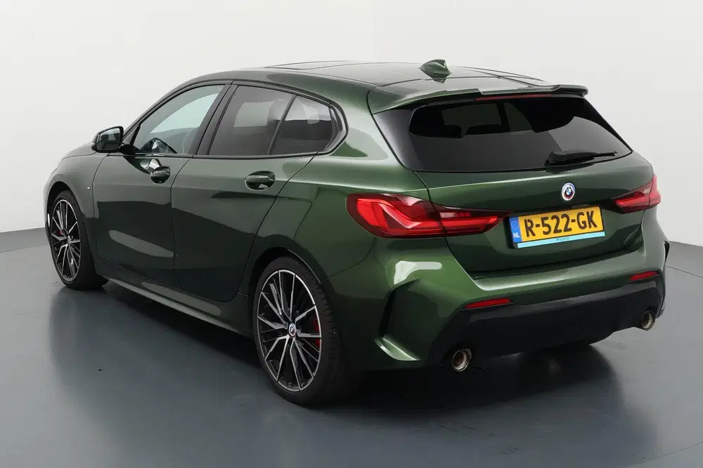 BMW 1-serie 120i Executive Sportief karakter in een co uit 2022, foto 11