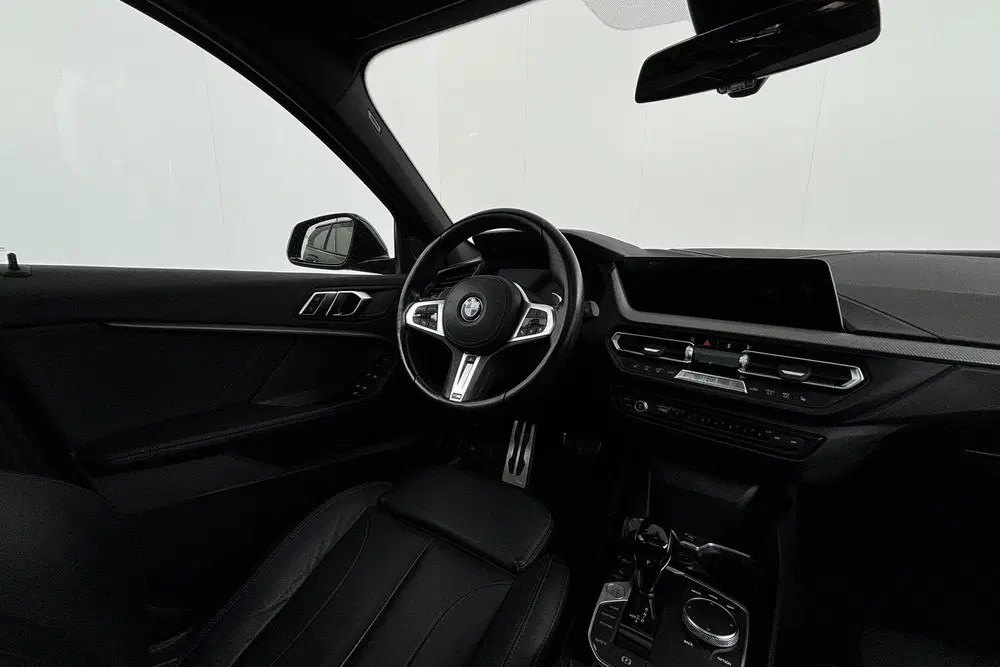 BMW 1-serie 120i Executive Sportief karakter in een co uit 2022, foto 15
