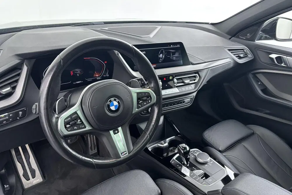 BMW 1-serie 120i Executive Sportief karakter in een co uit 2022, foto 2