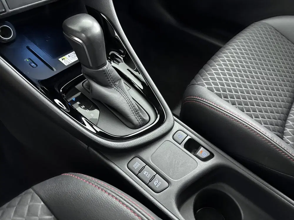 Toyota Yaris 1.5 Hybrid Executive Sport uit 2022, foto 15