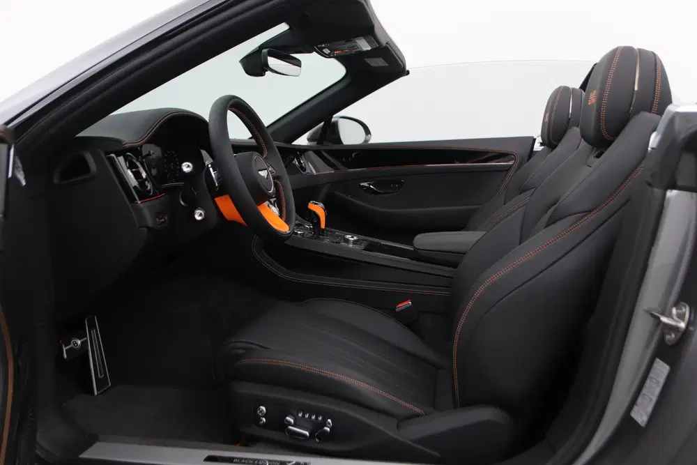 Bentley Continental GTC 4.0 V8 Black Edition uit 2025, foto 3