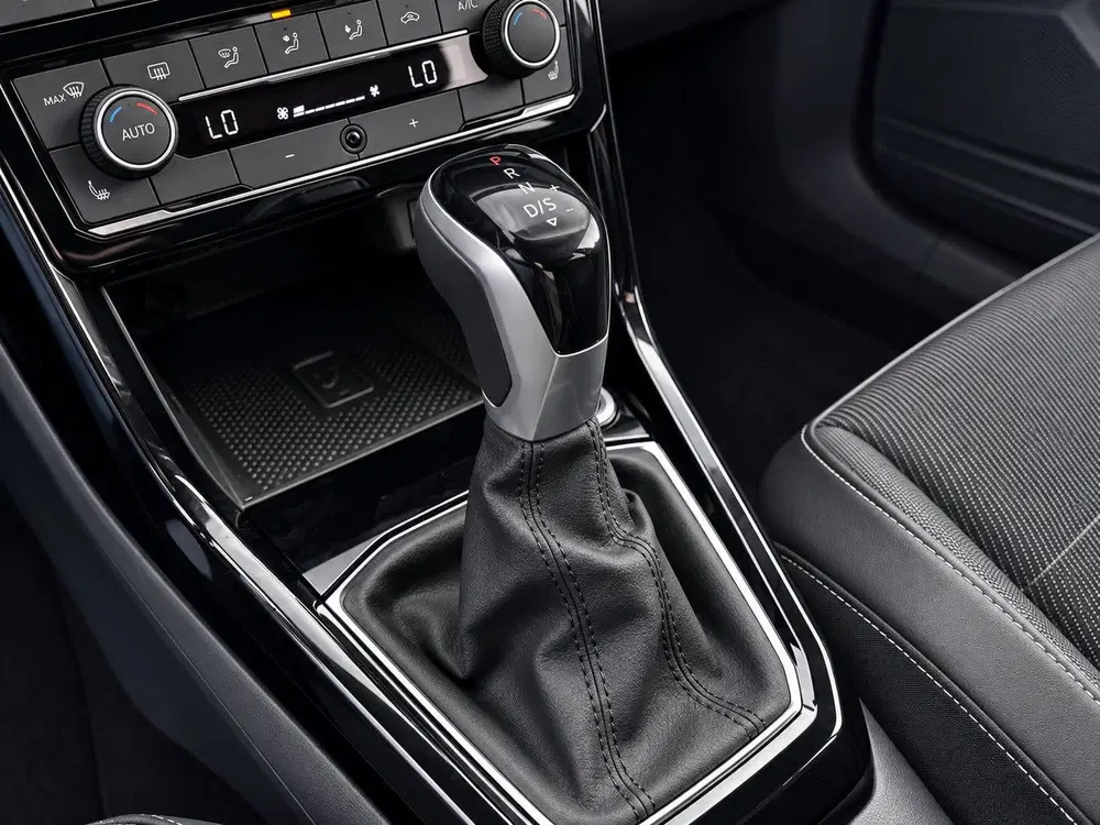 Volkswagen T-Cross 1.0 TSI R-Line DSG Carplay ACC Clima Navi uit 2019, foto 2