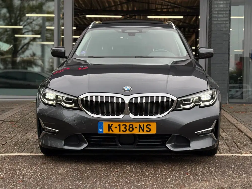 BMW 3-serie 330i xDrive High Executive PANO-DAK uit 2020, foto 2