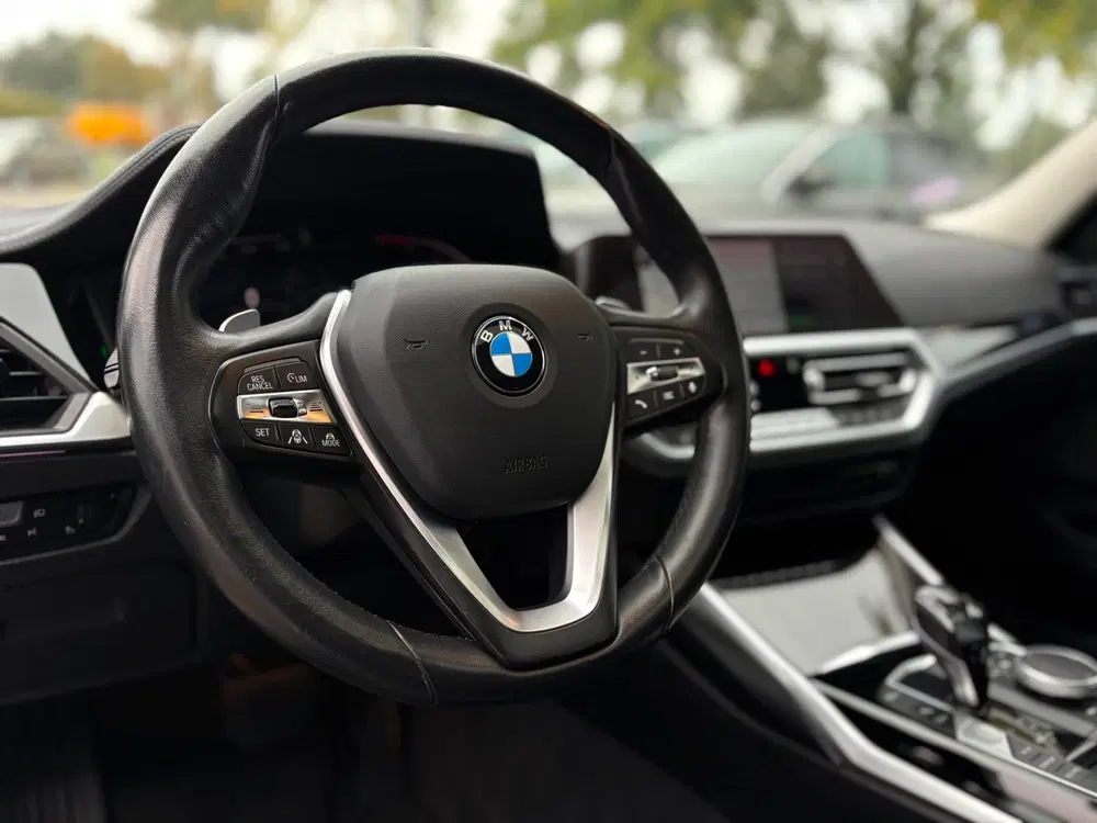 BMW 3-serie 330i xDrive High Executive PANO-DAK uit 2020, foto 6