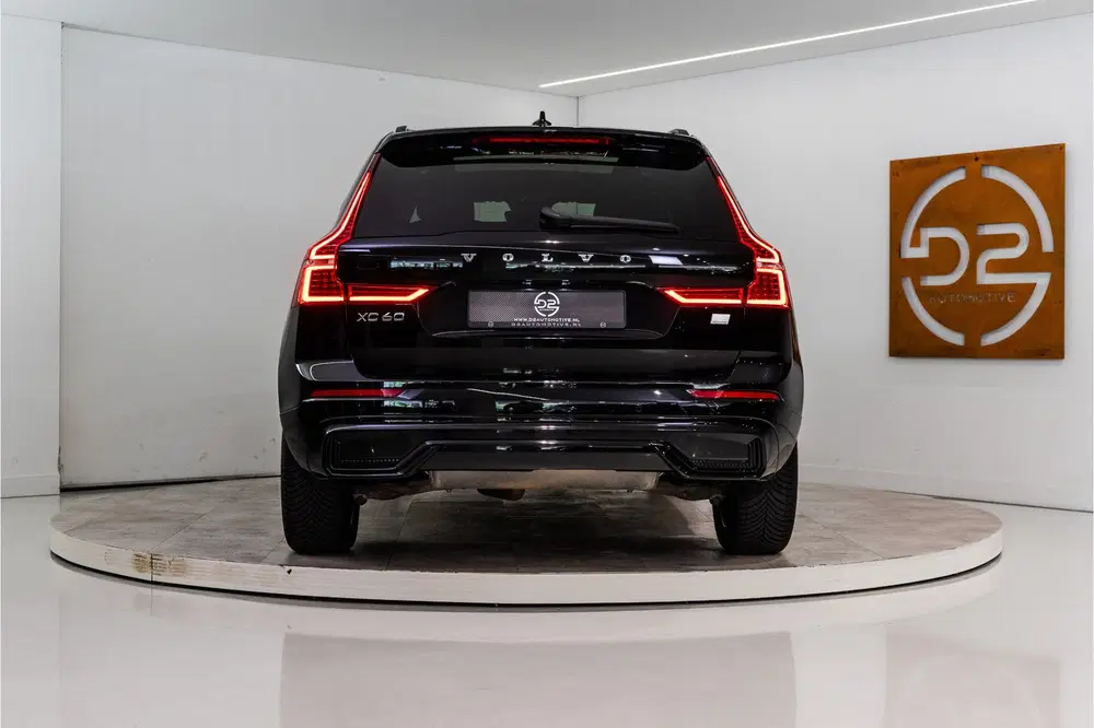 Volvo XC60 2.0 T6 Plug-in hybrid AWD Plus Dark Long R uit 2023, foto 4