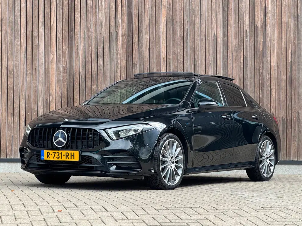 Mercedes-Benz A-Klasse 250 e Business Solution AMG uit 2020, foto 2