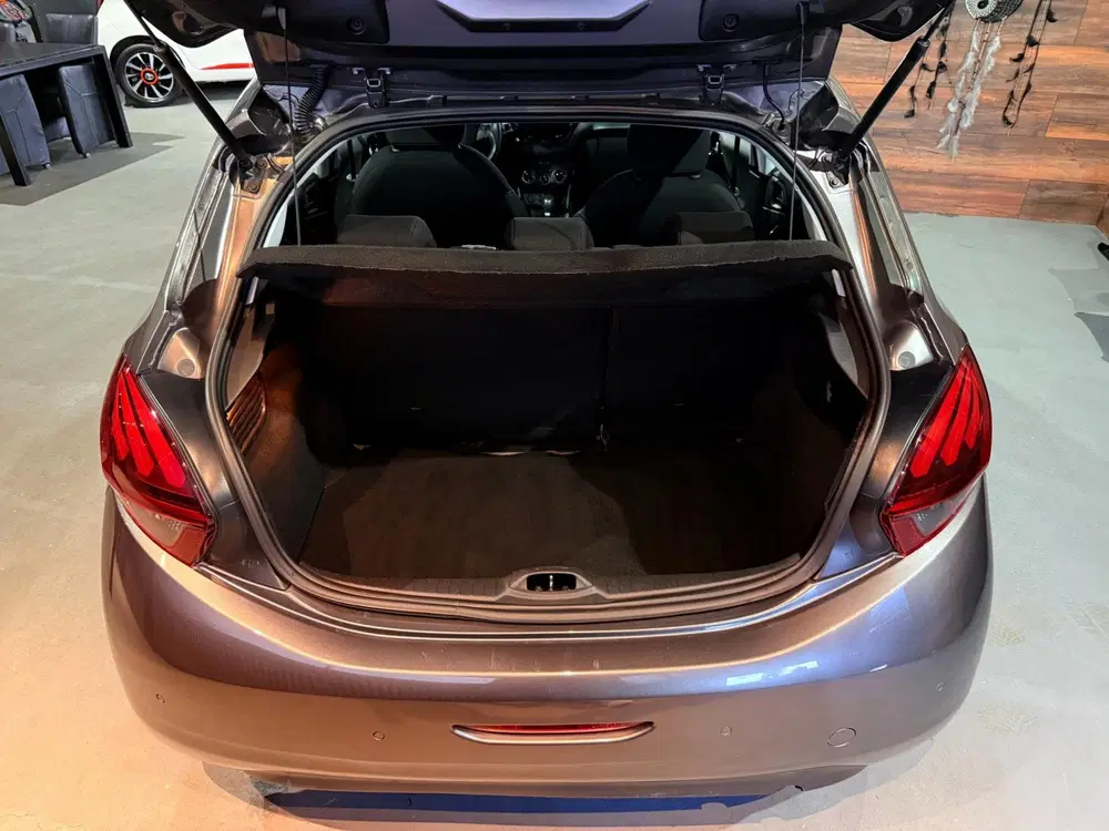 Peugeot 208 uit 2019, foto 10
