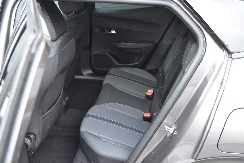 Peugeot 2008 1.2 PureTech 130 Allure Camera uit 2023, foto 11