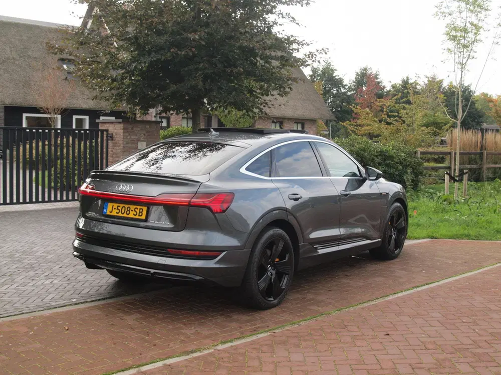 Audi e-tron 55 quattro S edition 95 kWh uit 2020, foto 10