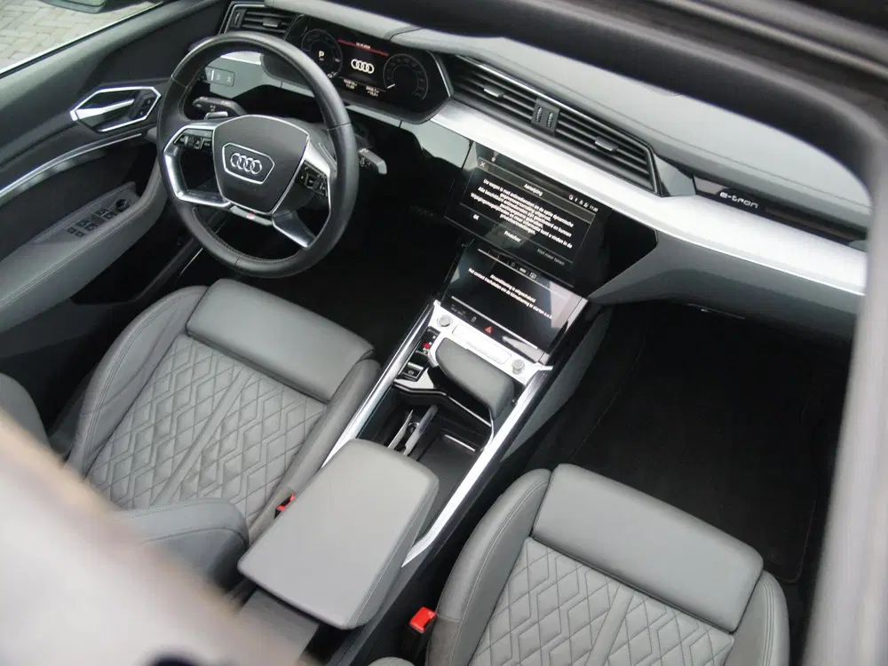 Audi e-tron 55 quattro S edition 95 kWh uit 2020, foto 2