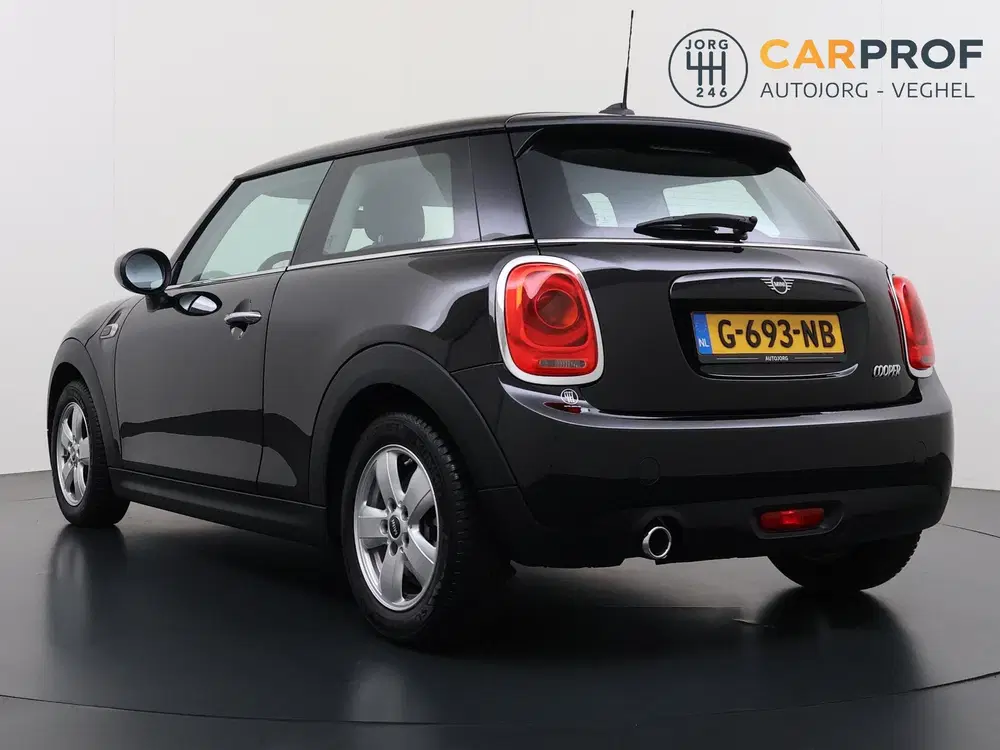 Mini Cooper 1.5 Cooper Navigatie uit 2019, foto 2