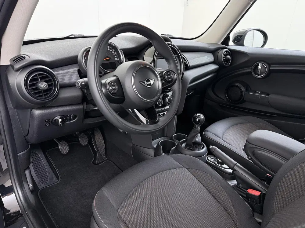 Mini Cooper 1.5 Cooper Navigatie uit 2019, foto 6