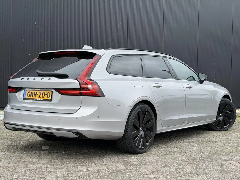 Volvo V90 2.0 T6 Plug-in hybrid AWD Ultra Dark uit 2024, foto 4